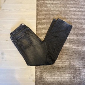 Hope jeans - Säljer dessa snygga hope jeans i bra skick och med snygga slitningar! Står storlek 31 bara men passar snäppet stort på mig som brukar ha 32/32, hopes storlekar är större än vad som står. Modellen är en straight, tidlöst och skitsnyggt för dig som vill va trendig i sommar! Dm för bud och frågor👍