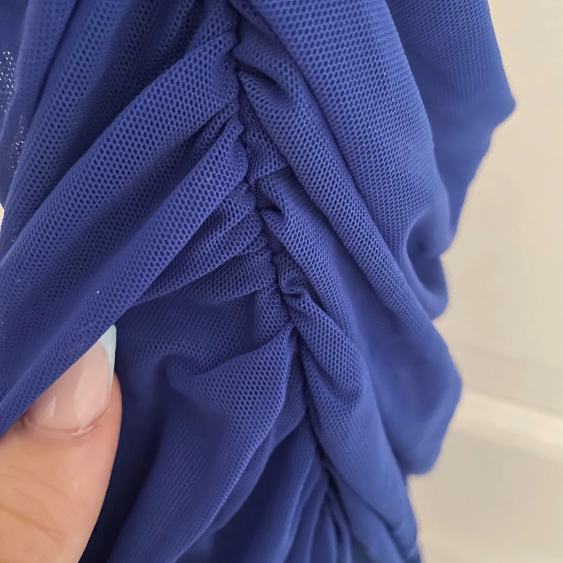 Blå draperad meshklänning med snörning - 3