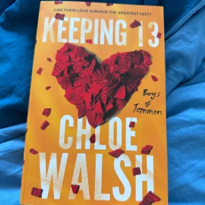 Keeping 13 - En känslosam och gripande ungdomsroman om kärlek, hemligheter och att våga lita på någon igen. Följ Johnny och Shannon i deras kamp mot inre demoner och yttre hinder, i en berättelse fylld av passion och dramatik. Perfekt för dig som älskar intensiva kärlekshistorier!