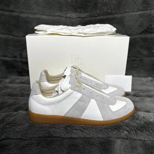 Maison Margiela skor  - Hej säljer nu mina fina Maison Margiela skor i storlek 41. De är helt nya med dustbag och kommer vara otroligt snygga på sommaren. Nypris cirka 8000kr! Vi kommer att sälja liknande produkter nu i sommar så glöm inte följa profilen!🌊🍾