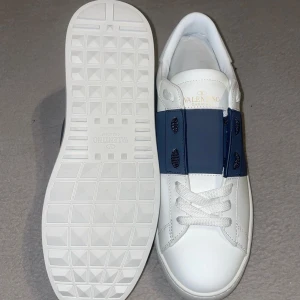 Opens - Fina par valentino. Med färgen vit och blå. Skorna har stoleken 43