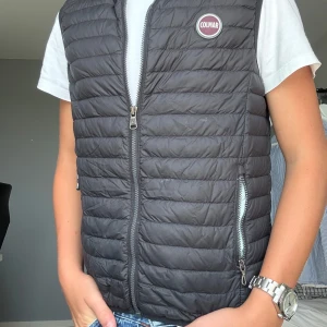 Collar väst - Säljer denna tvärfeta colmar västen för bara 469kr! Västen är i väldigt bra skick och kan användas året runt. Killen i bilden är 172cm lång (passar perfekt för 165cm)