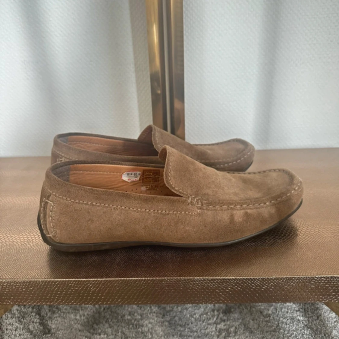 Bruna bata mockaloafers med platt sula