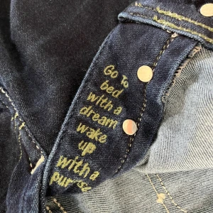 Jacob Cohen jeans - Säljer ett par riktigt feta cohen jeans i slim fit passform. Storleken är w33. Finns massa olika snygga detaljer på jeansen. Jeansen är i nyskick. Blir även en fade på jeansen som syns på bild 3. Pris går absolut att diskuteras!