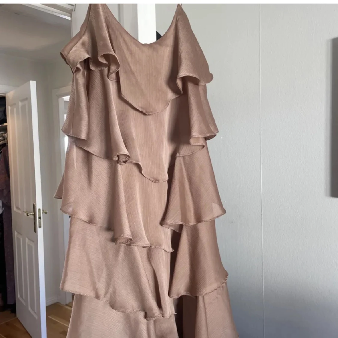 Beige volangklänning med smala axelband - 1