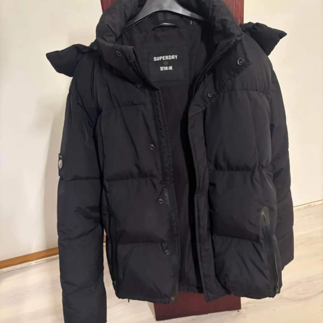 Svart pufferjacka från Superdry stl S