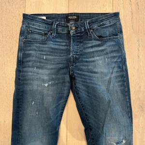 Jack & Jones jeans  - Jack & Jones jeans | Skick - 9/10 | Size - 32/34 (passar 32/32) | Fraktar via postnord eller instabox på köparens bekostnad | Hör av dig vid minsta fråga eller fundering // RDL