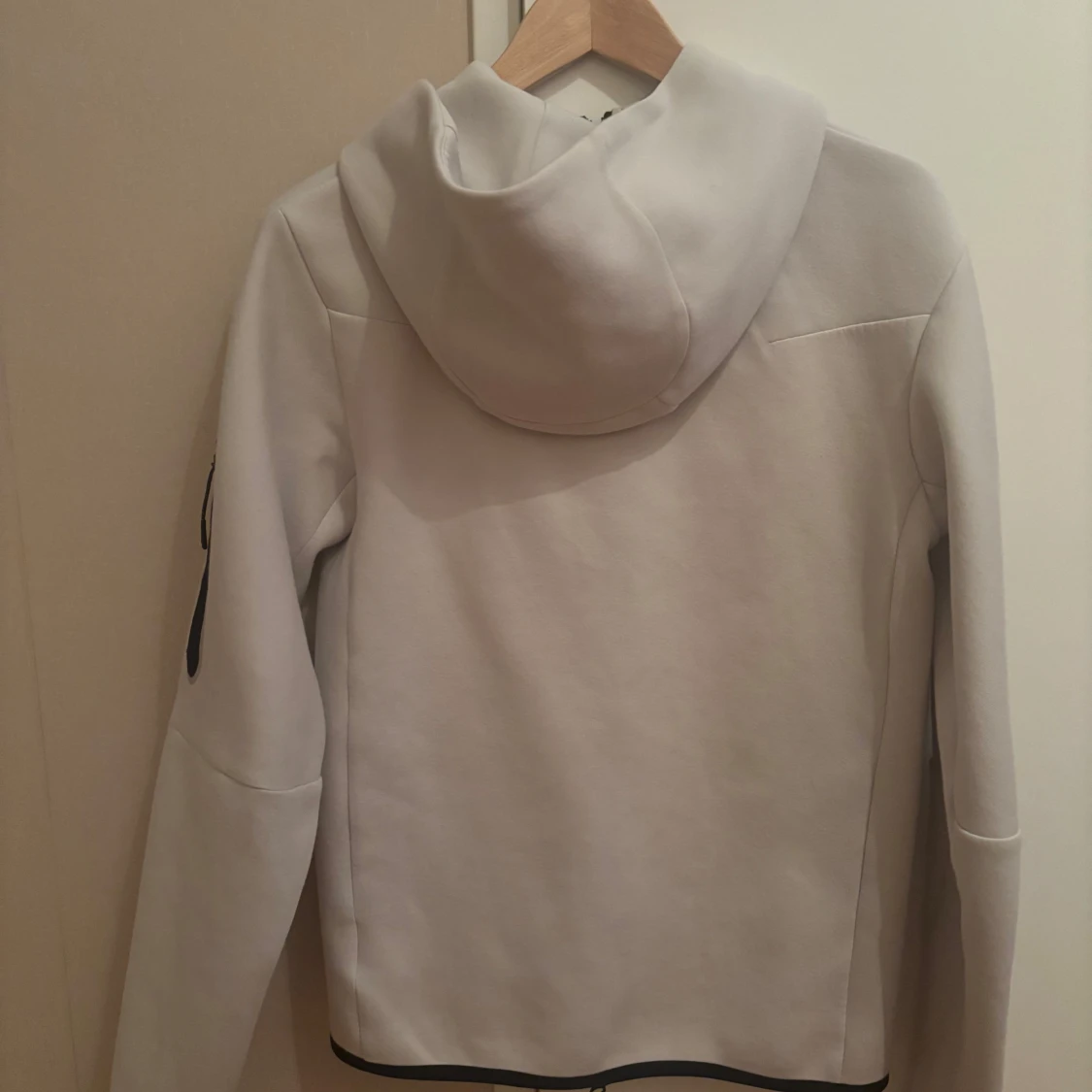 Beige Nike Tech Fleece hoodiejacka - 1