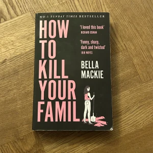 How To Kill Your Family - En mörk och humoristisk roman om Grace Bernard, en dotter, syster och seriemördare som är ute efter hämnd. Perfekt för dig som gillar spännande, skruvade och roliga berättelser med en twist. Hyllad för sin vassa ton och svarta humor. Köpt för ett tag sen på Adlibris 