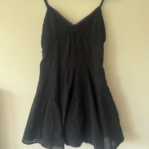 Svart klänning från Zara  - Säljer denna svarta sommarklänningen från Zara som jag använt 1 gång 💕 dragkedja på sidan! 