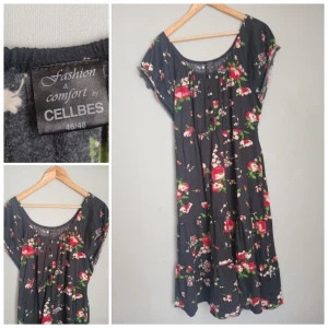 Blommig långklänning från Cellbes - Långklänning från Cellbes med färgglatt blommönster i rosa, vitt och grönt. Klänningen har korta ärmar, rund halsringning och knappar framtill. Även snörning som man kan knyta fram eller baktill. Tillverkad i mjuk bomull, perfekt för en avslappnad och snygg look.