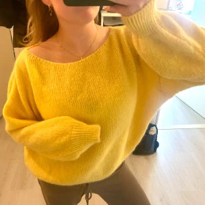 Gul stickad tröja - Säljer nu min superfina stickade tröja i mohair!!💛