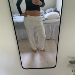 Linnebyxor lågmidjade - Super gulliga lågmidjade linnebyxor från Lindex. De är i väldigt skönt material och har inga defekter. Lite skrynkliga på bilden men de sitter verkligen jätte bra. Från barnavdelningen men passar mig som är ca 167 lång❣️❣️