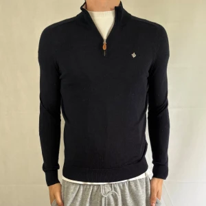Morris halfzip  - Fint skick! Liten defekt som visas på bild 3. Modellen är 185 och bär M passar S