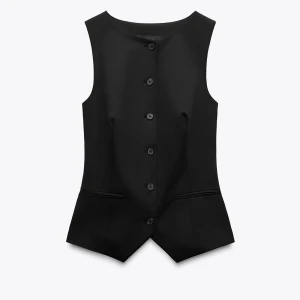 Svart Zara väst - Säljer denna svarta Zara väst då den inte kommer till andväning, prislappen sitter kvar. Skriv till mig privat om du vill ha fler bilder( egna bilder)☺️💗