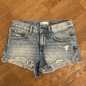 Blå jeansshorts från Gina Tricot - Jeans shorts från Gina tricot🩵