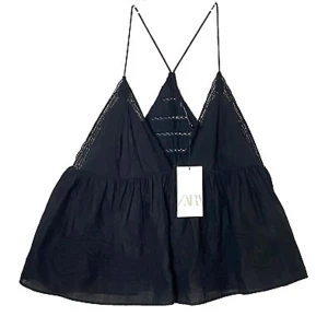 Svart linnetopp från Zara - Supersöt svart linnetopp från Zara med tunna axelband och v-ringning. Toppen har en luftig, volangig passform och fina spetsdetaljer längs sidorna. Perfekt för varma dagar eller lager på lager. Använd få gånger, som ny💕