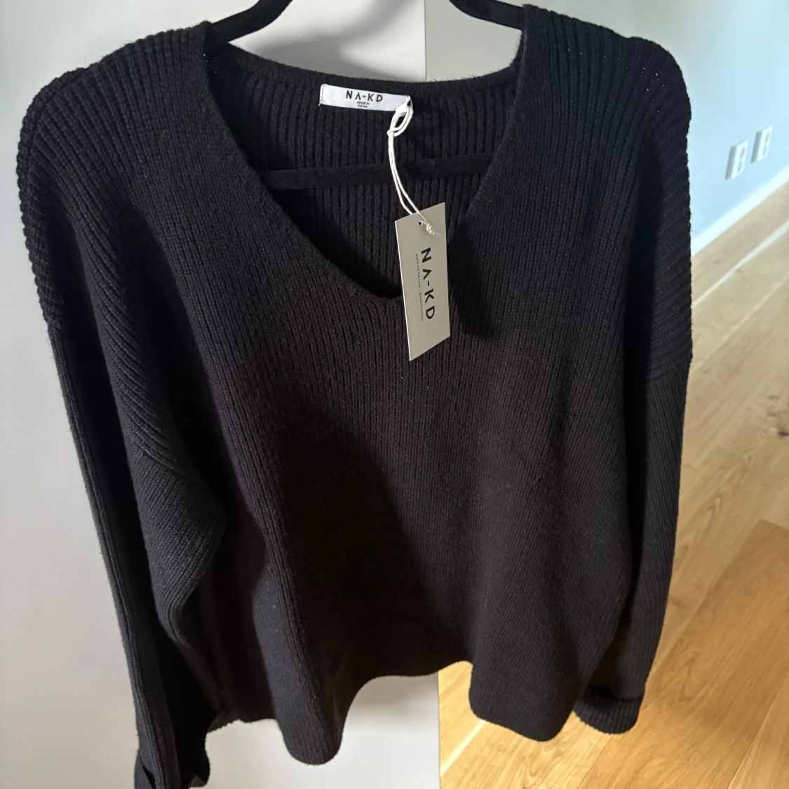 Svart stickad tröja från NA-KD med v ringing  - 2