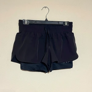Träningsshorts - Träningsshort från märket OTP, storlek S (36/38), innershorts, snören samt ficka för nycklar på vänster bakficka