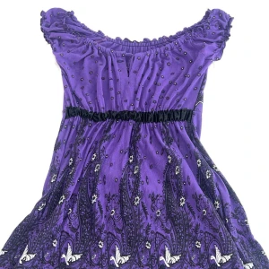 Lila boho kortklänning med mönster - Superfin lila kortklänning. Klänningen har offshoulder-ärm och volang vid halsringningen. Använd bara några få gånger. Priset kan diskuteras!!  Skriv gärna vid ytterligare frågor!💞