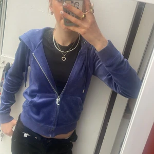 Blå velour hoodie från Juicy Couture - Säljer en blå velour hoodie från Juicy Couture med dragkedja. 2 defekter som syns på bild 2,3 men inget man tänker på! Pris går att diskutera!❤️❤️❤️