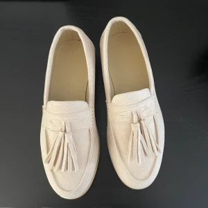 Beige mockaloafers  - Stilrena loafers i beige mocka. storlek 40 men passar också 41. Dom är helt nya och säljer för dom inte passade min stil. Priset går att diskutera såklart.