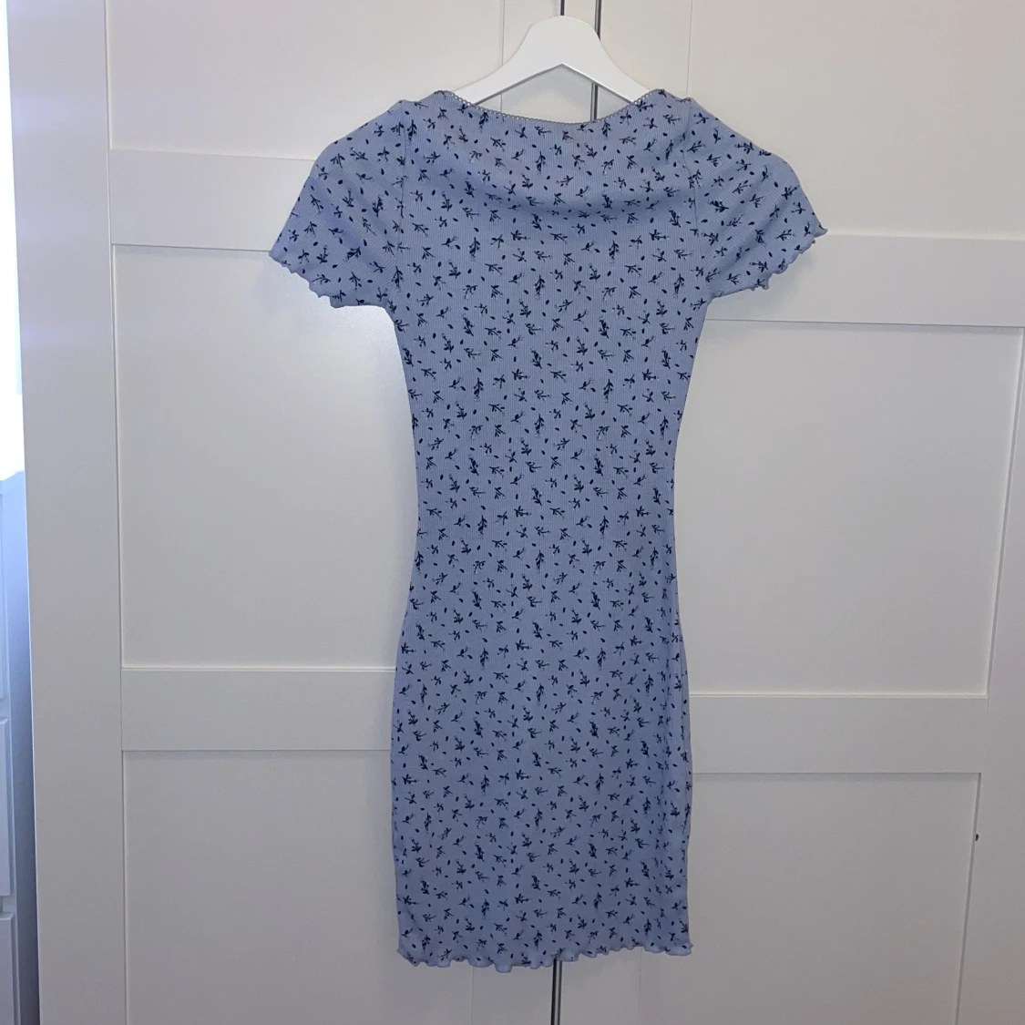 Ljusblå blommig kortklänning H&M Divided - 1