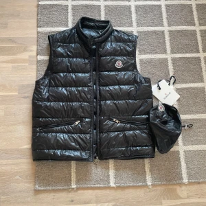 Moncler Gui väst - Skick 9/10 med tags och påse. Zipen är lite lite krånglig i början men funkar normalt och man kan zipa den som vanlig🙂storlek 3/L passar M 