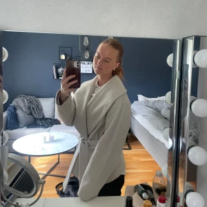 Beige kappa - Säljer denna fina kappan i beige då den aldrig kommer till användning. Pris kan diskuteras vid snabb affär!❤️