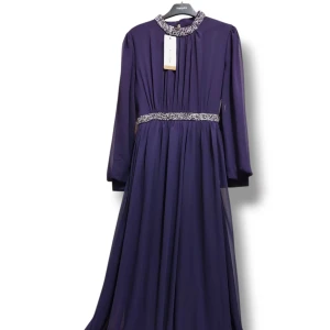 Långärmad Festklänning i mörklila färg  - Elegant festlig långklänning 