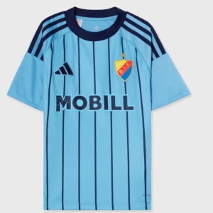 Djurgården fotbollströja Adidas blå - Snygg Djurgården fotbollströja från Adidas i ljusblått med mörkblå ränder och detaljer. Klassisk DIF-logga på bröstet, sponsortryck och tre ränder på axlarna. Tillverkad i lätt och ventilerande material, perfekt för match eller träning. Helt ny aldrig använd!!!!!!