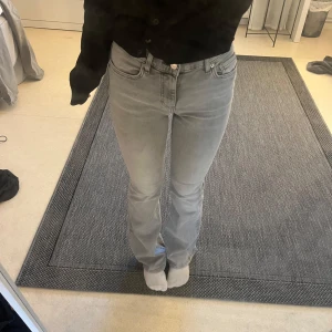 Grå bootcut jeans från Gina Tricot - Säljer ett par ljusgrå bootcut jeans från Gina Tricot. Jeansen har stretch och fickor både fram och bak. Säljer dem då de är för långa för mig. Skulle passa alla mellan 160-165.