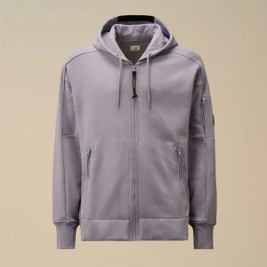Ljuslila/grå hoodie från C.P. Company - Säljer denna CP company zip hoodien då den är för liten för mig. Bra skick och relativt oanvänd. Kom gärna med prisförslag och frågor! Priset är inte hugget i sten.