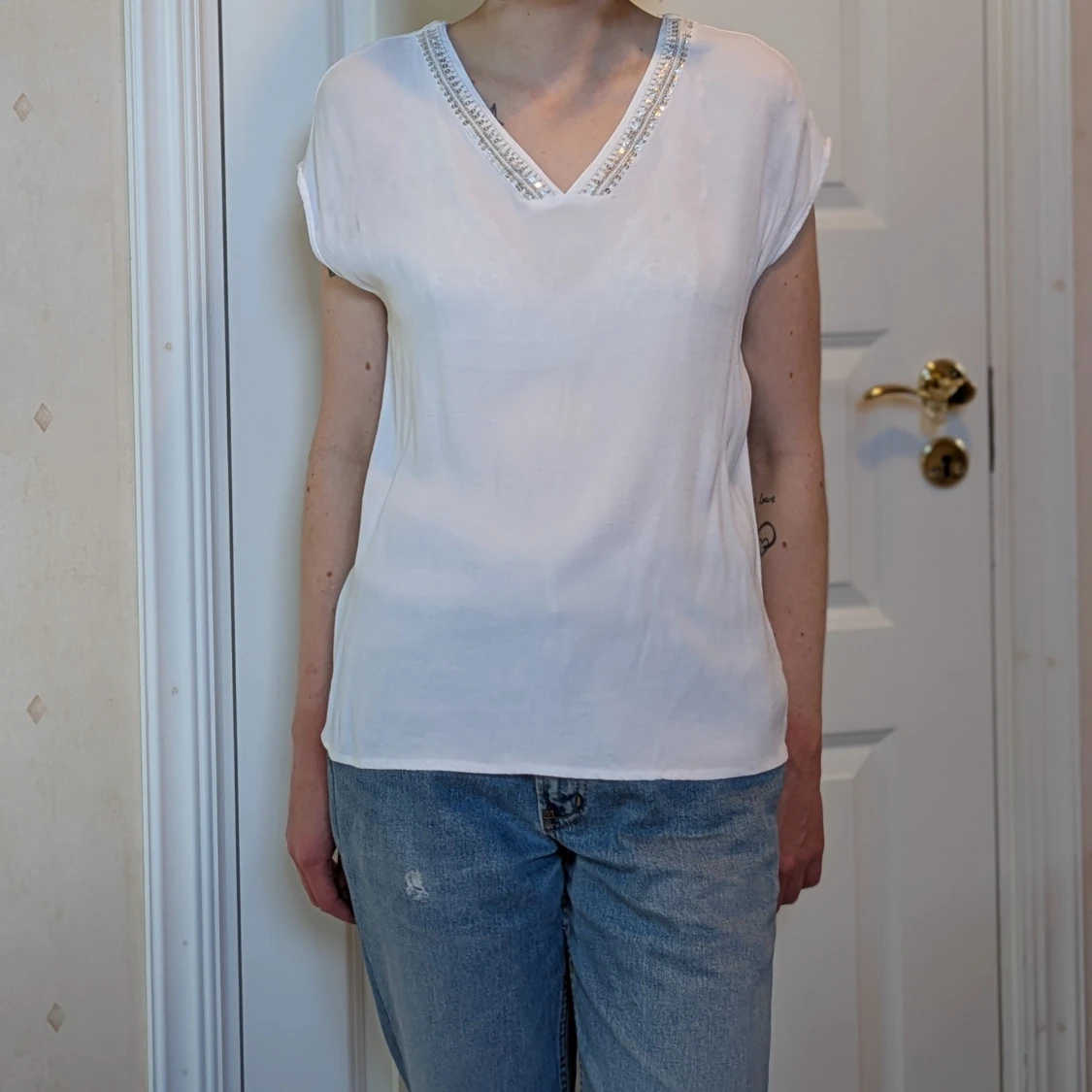 Vit blus med pärldetaljer från Flash Woman - 1