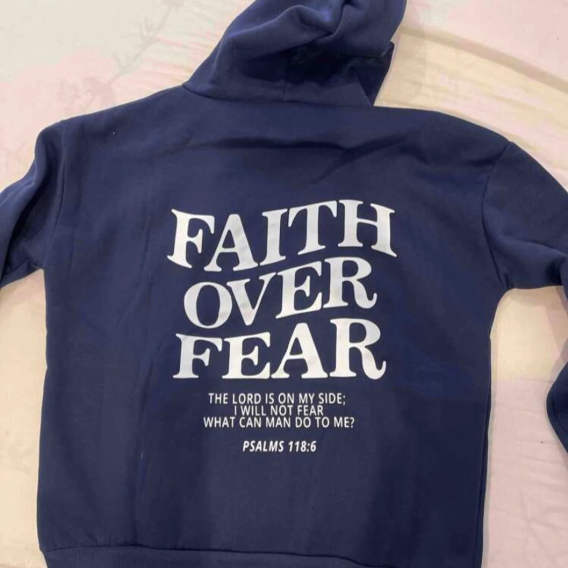 Marinblå hoodie Faith Over Fear - 3