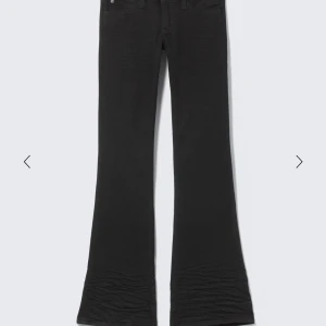 Svarta bootcut jeansbyxor fr Cheap Monday - Helt slutsålda svarta jeansbyxor med bootcut-snitt och låg midja. Byxorna har klassisk femficksdesign och är tillverkade i stretchigt denimtyg för en bekväm passform. Perfekta för dig som gillar en retro vibe och vill ha ett par byxor som sticker ut. Stlk 28x32🫶Lite slitna längst ner på ena benet men märks inte när de tvättas innan jag skickar🙌🏻