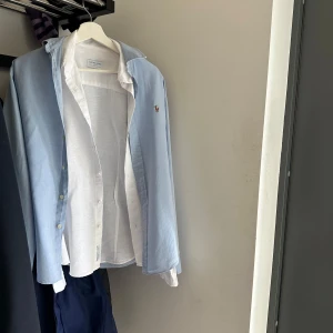 Ljusblå skjorta från Ralph Lauren S - Säljer en ljusblå slim fit skjorta från Ralph Lauren i klassisk oxford-stil. Skjortan har knappar hela vägen, button down-krage och den ikoniska broderade loggan på bröstet. Perfekt passform och snygg till jeans eller chinos.