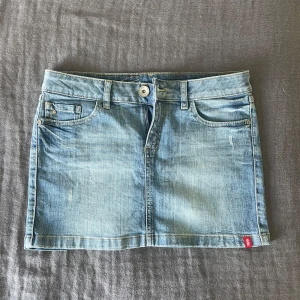 Lågmidjad jeanskjol - Så snygg jeanskjol från Esprit med låg midja. Kjolen är vintage och har snygga och detaljerade bakfickor. Den är ca 28 cm lång och sitter jätte skönt. Perfekt inför sommaren!