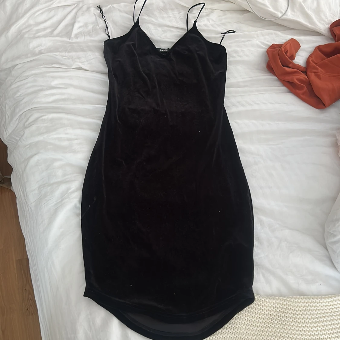 Svart sammetsklänning med smala axelband