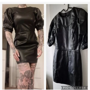 Svart kort klänning i skinnimitation - Snygg svart kort klänning i skinnimitation med puffiga korta ärmar och markerad midja. Klänningen har rund halsringning och coola sömdetaljer vid bröstet. Perfekt för dig som vill sticka ut med en edgy look.