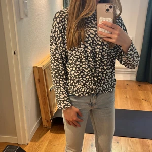 Svartvi tröja  - Svartvit långärmad tröja från Lindex. Tröjan är i mjukt material och är luftig.