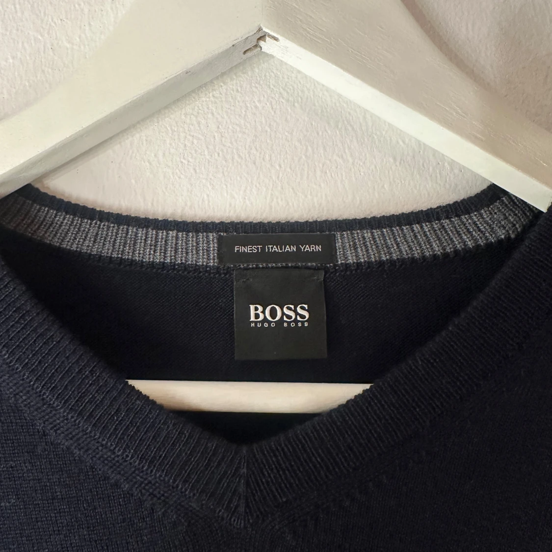 Svart stickad tröja från Hugo Boss - 1