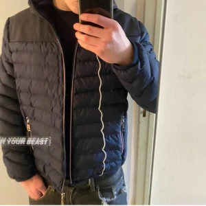 Mörkblå Moncler pufferjacka med huva - Snygg svart cardigan från Moncler. Inga skavanker. Passar perfekt nu till sommarn. Skriv vid frågor!