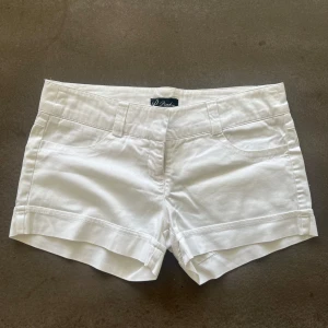 Vita shorts från Pimkie - Lågmidjade vita shorts säljer eftersom jag tyvärr växt ur de. Lappen där storleken står är borta så gissar på att de är S/36! Midjemått 37,5cm