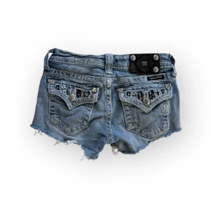 Jätte snygga Miss me shorts - Jättesnygga miss me shorts. Storlek 12 vilket ungefär motsvarar xxs men dem är ganska små i storleken. Säljer dem för att dem va för små för mig. Köpte på plick så dem första 2 bilderna är från förra ägaren. Jättebra skick förutom att den saknar 2 knappar (synns på bilderna) 