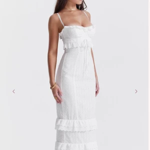 Eve White Maxi dress House of CB - Säljer denna underbara klänning från House of CB. Storlek XS med större cup size (D-E). helt ny med taggar kvar 