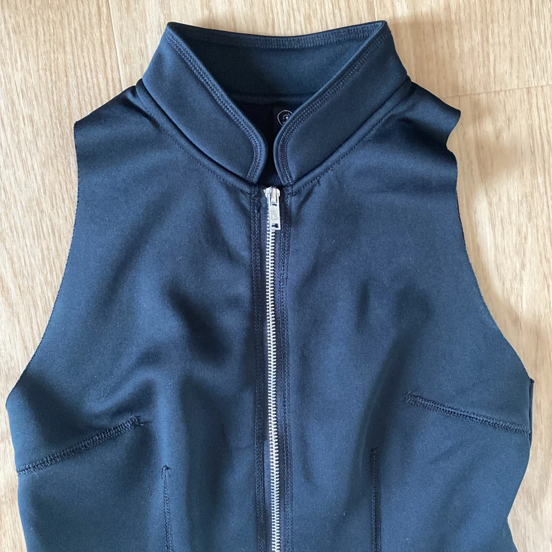 Svart ärmlös kortklänning med dragkedja från Cheap Monday storlek S - 3