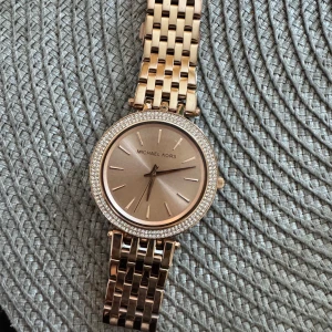  Michael Kors klocka med stenar i rosé guld  - Säljer min Michael kors klocka, använd fåtal gånger, boxen och delarna för att göra klockan större medföljer🤩 nypris 2800