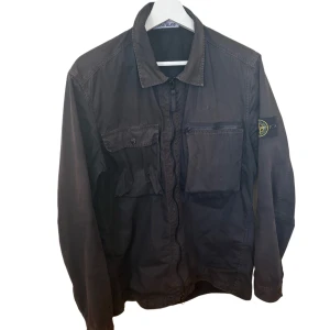 Svart overshirt från Stone Island - Säljer en svart overshirt från stone island. Riktigt go fit på kroppen. Dm för frågor