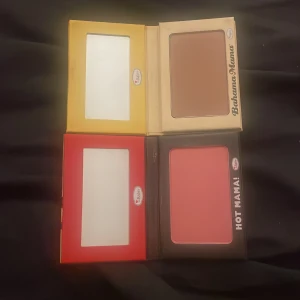 Bahama Mama & Hot Mama duo - Säljer två sminkfavoriter från theBalm: Bahama Mama bronzer i en matt, neutral brun nyans och Hot Mama rouge i en persikorosa ton med lätt skimmer. Båda kommer i snygga retro-inspirerade kartongförpackningar med spegel. Perfekt för att skapa glow och definition. (Säljs tillsammans)